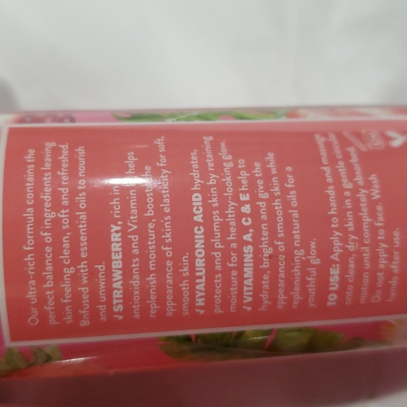 Shimmering coconut polyglutamic oil and strawberry hyaluronic acid smoothing oil - Picture 8 of 10